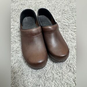 WOMEN'S DANSKO PROFESSIONAL CLOG- ANTIQUE BROWN/BLACK SIZE 37